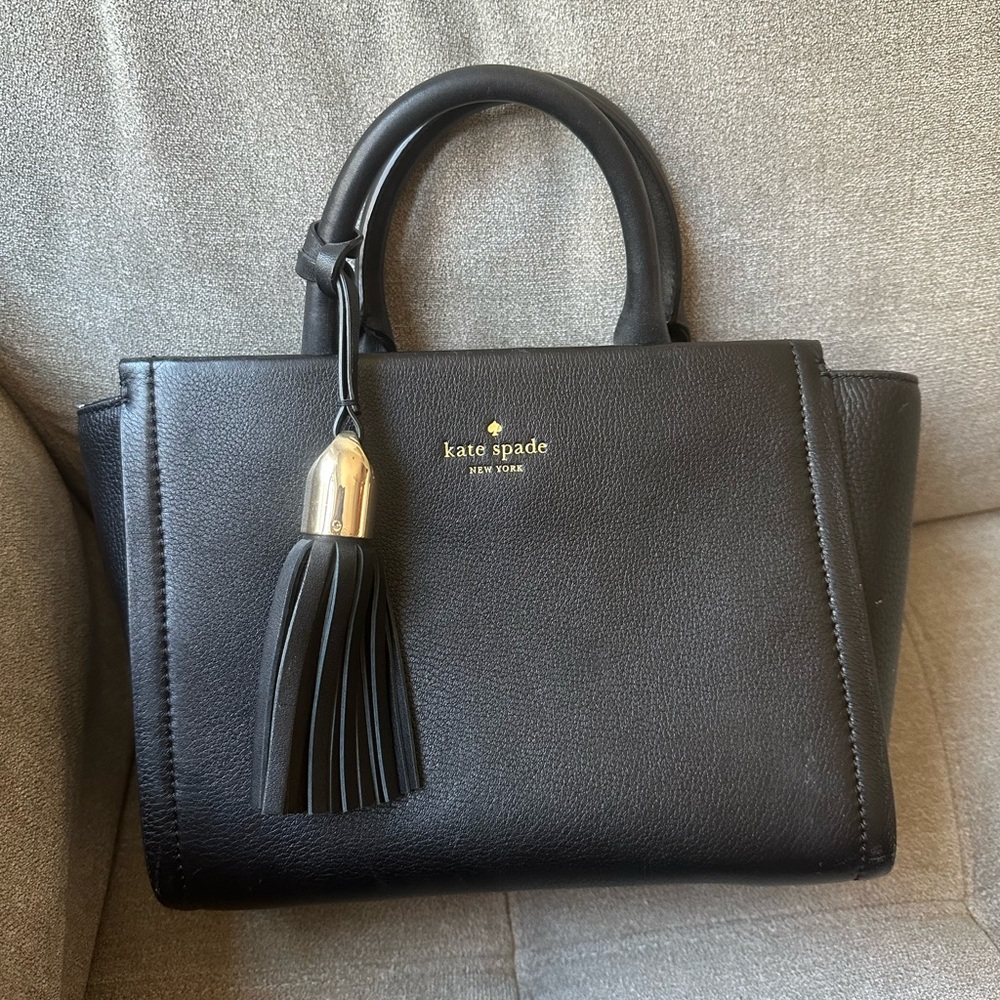 BEAUTIFUL KATE SPADE CROSSBODY PURSE WITH GOLD ACCENT. AMAZING CONDITION.
